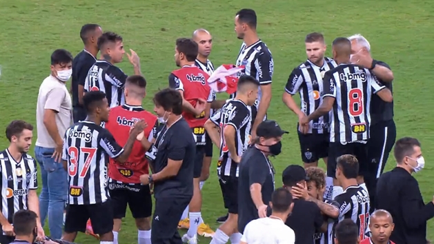 Em jogo fraco e de arbitragem polêmica, Atlético conquista 46º título mineiro.