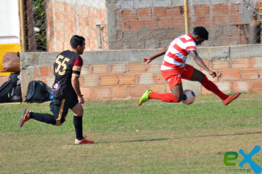 No domingo de muitos gols, Red Bull goleia e divide a liderança.