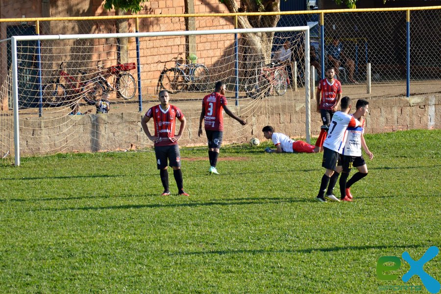 Bar100Lona e Na Trave fazem partida de muitos gols.